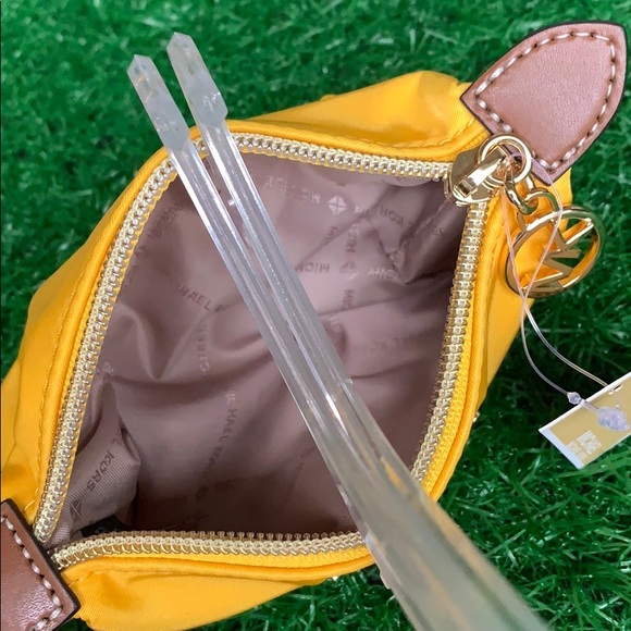 MICHAEL KORS TRAVEL XS POUCH CITRUS - Picture 14 of 16